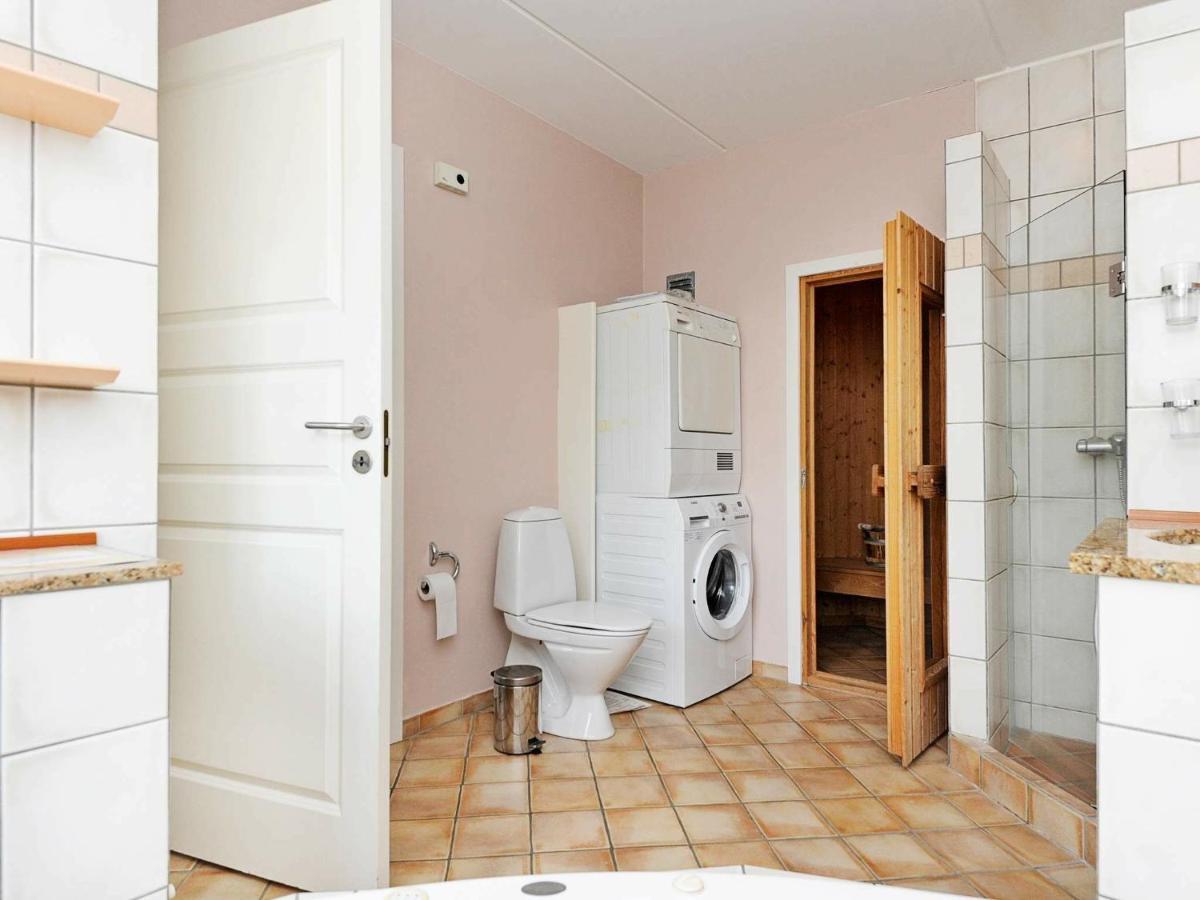 8 Person In Bl Vand Blåvand